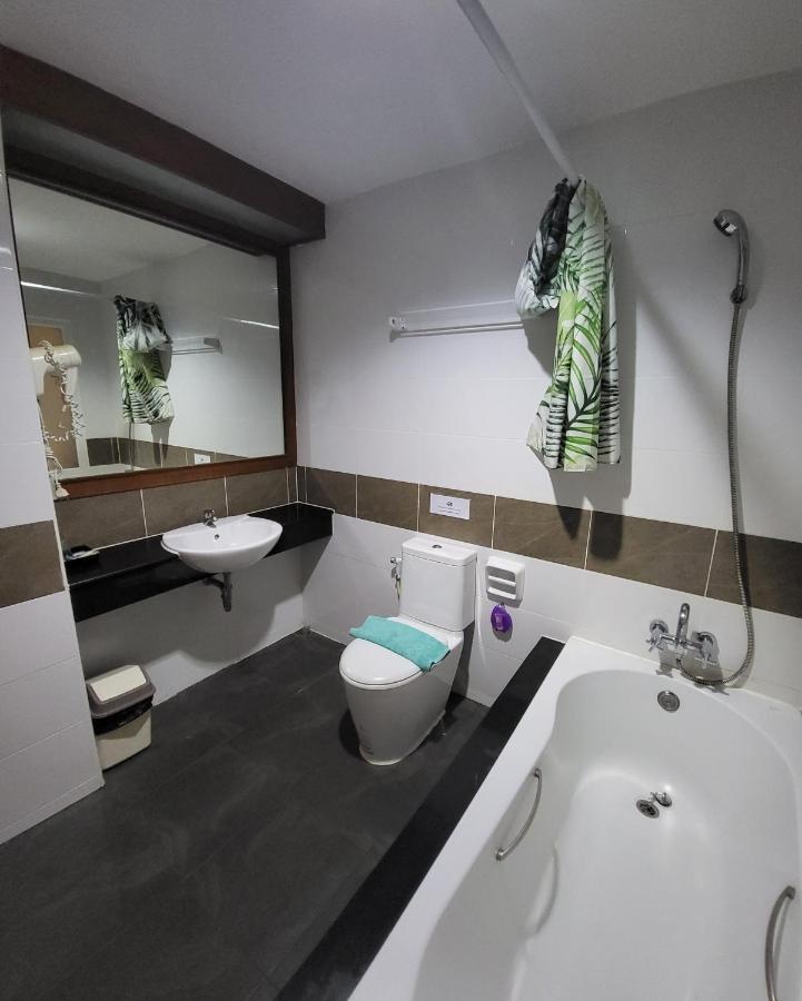 Chana Hotel Phuket Екстериор снимка