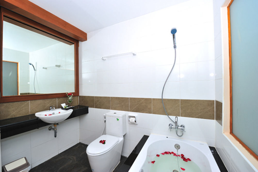 Chana Hotel Phuket Екстериор снимка