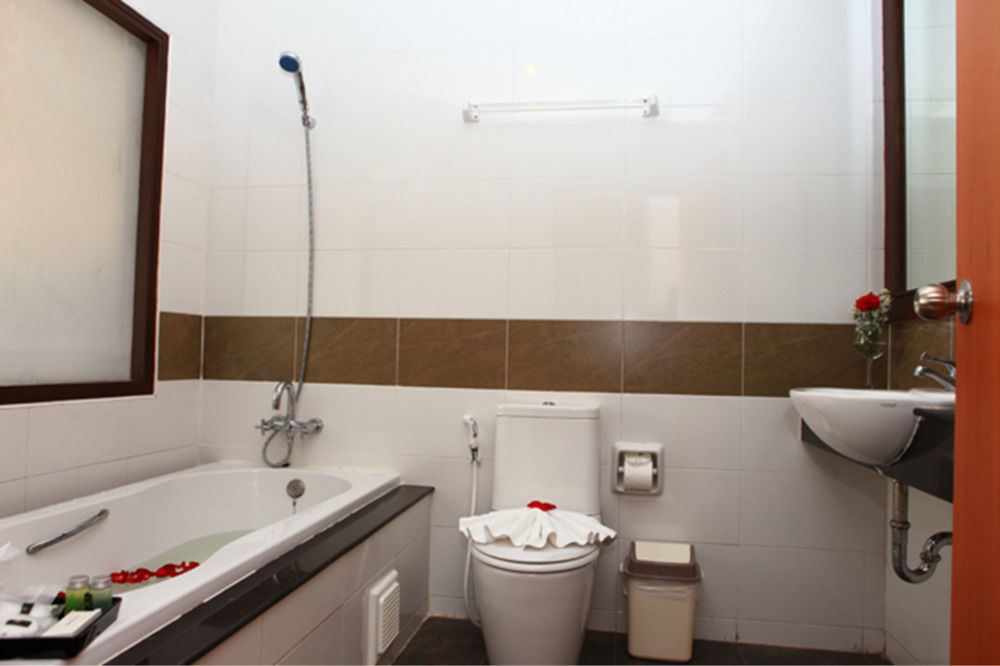 Chana Hotel Phuket Екстериор снимка